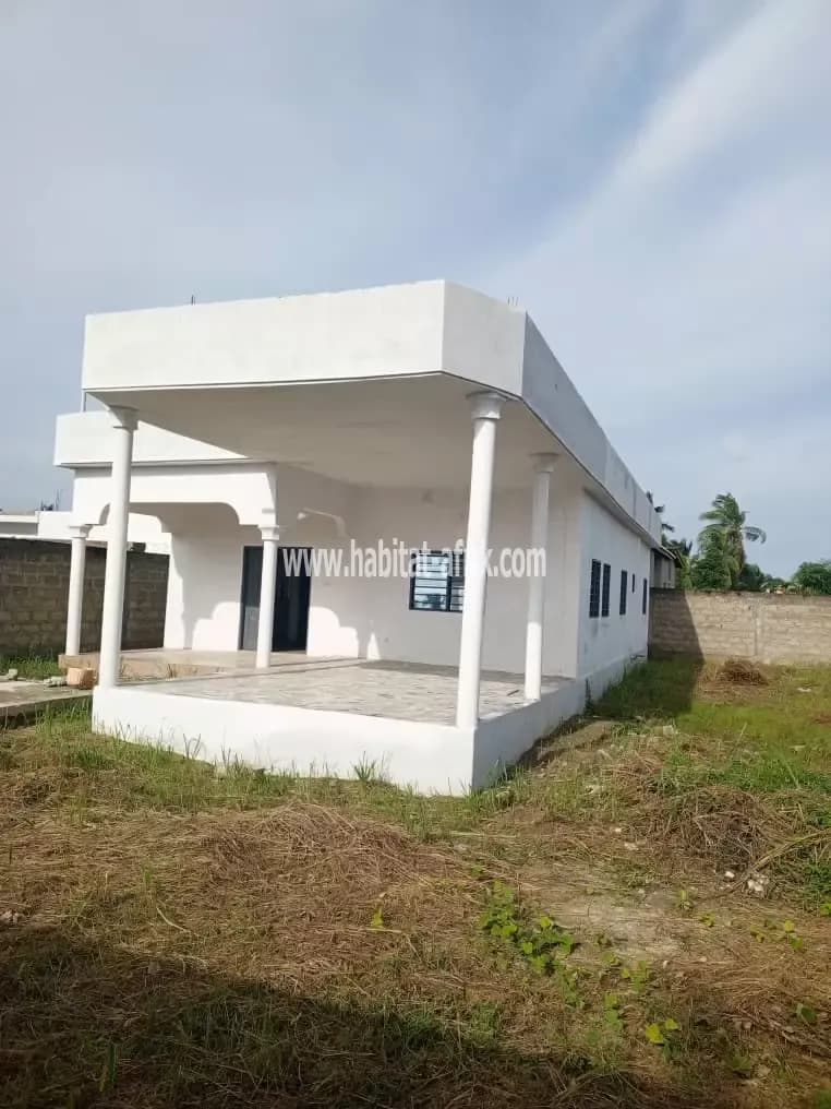 Je mets en vente une maison sur un quart de lot avec 3 chambres salon et dépendance à baguida côté plage lome togo