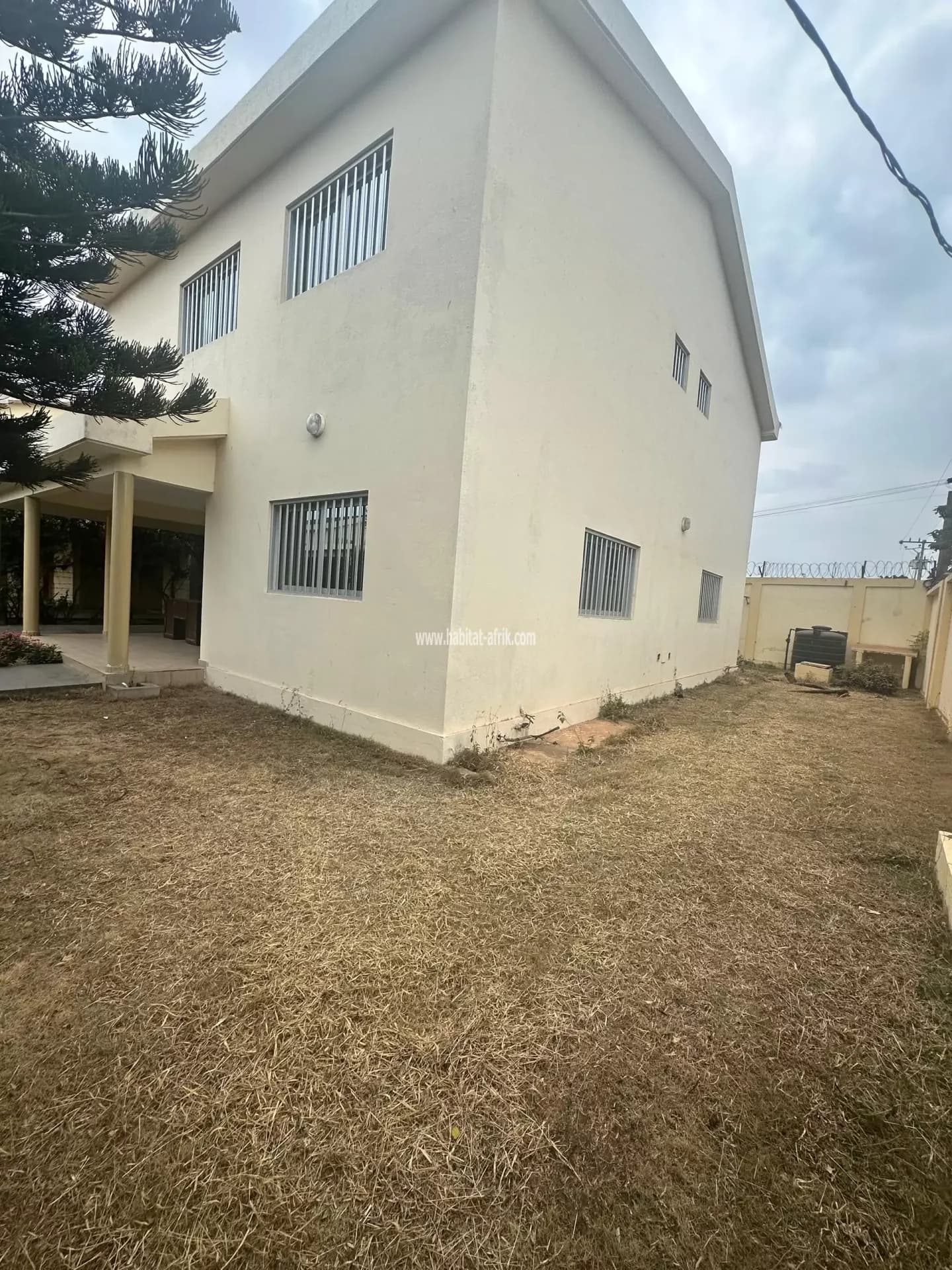 dix villa duplex disponible à vendre composé de cinq (05) chambres salon avec titre foncier situé à la cité baguida luxolin lome togo