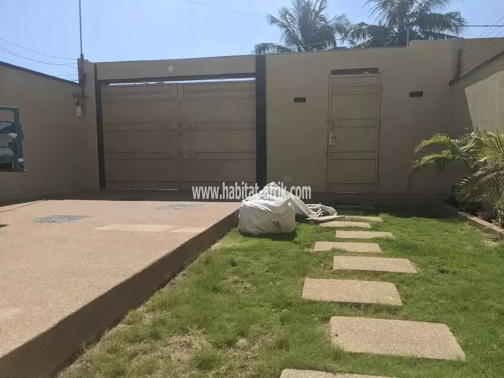 Nous mettons en location une villa duplex meublée composé de trois (3) chambres salon jardin équipée situé à avepozo lome togo