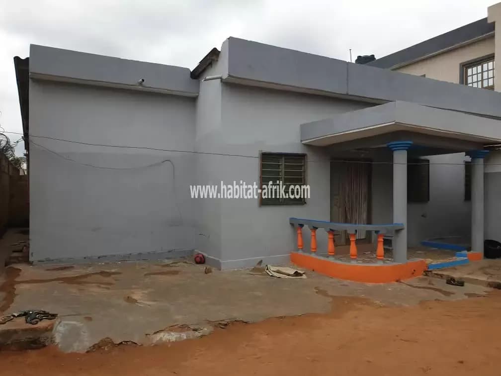 Villa sur 1/2 lot carré en vente à Agoè Sogbossito(Lomé-Togo)