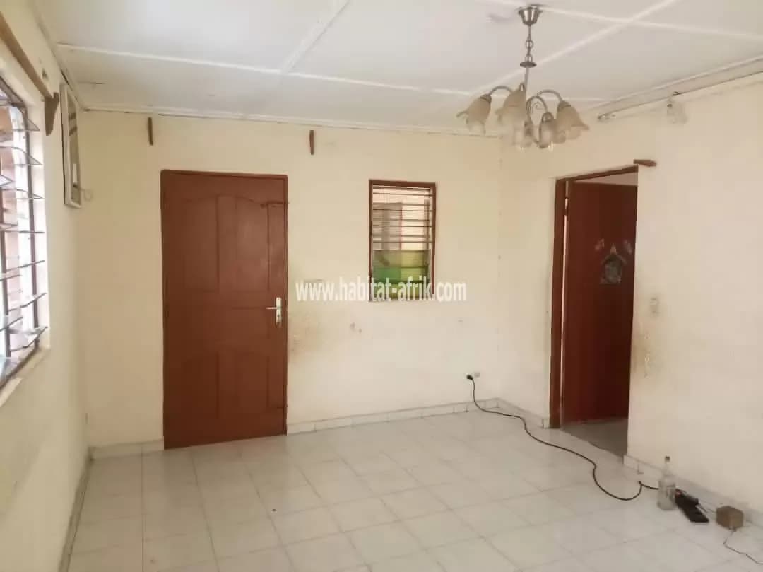 LOCATION APPARTEMENT SCINDÉ EN SON COIN 2 CHAMBRES A AVÉDJI DIASPORA LOMÉ-TOGO SALON A