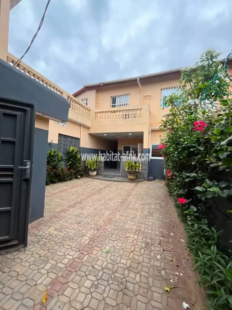 Location villa duplex composé de 2 fois 2 chambres salon situé à adidogome madiba 100m du goudron lome togo