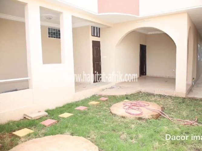 LOCATION Villa APPARTEMENT COUR UNIQUE SEUL AU REZ DE 3 CHAMBRES SALON + 2 DÉPENDANCES A AGOÈ RÉSERVE LOMÉ-TOGO