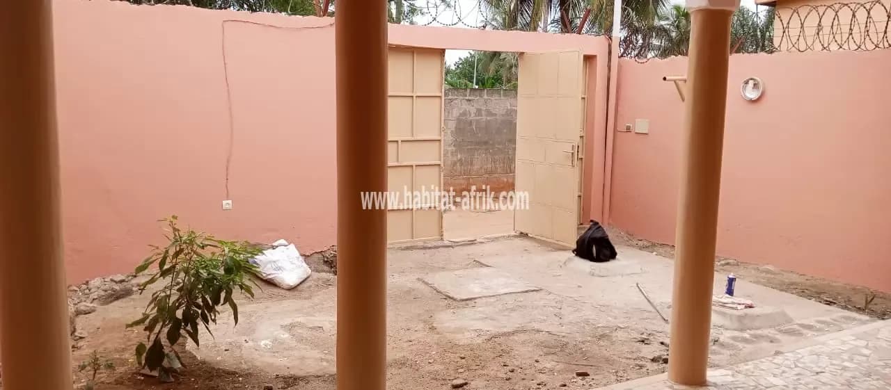 Location mini villa deux (02) chambres salon à adidogome logoté non loin du complexe scolaire saint andré lome togo