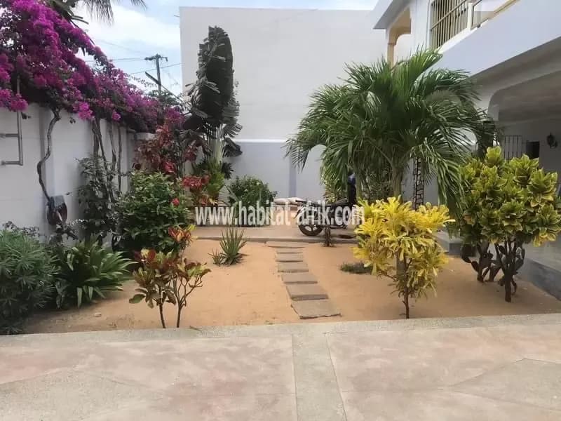 Je mets en location un appartement de trois (3) chambres salon meublé à baguida bateau vu juste 200m du goudron lome togo