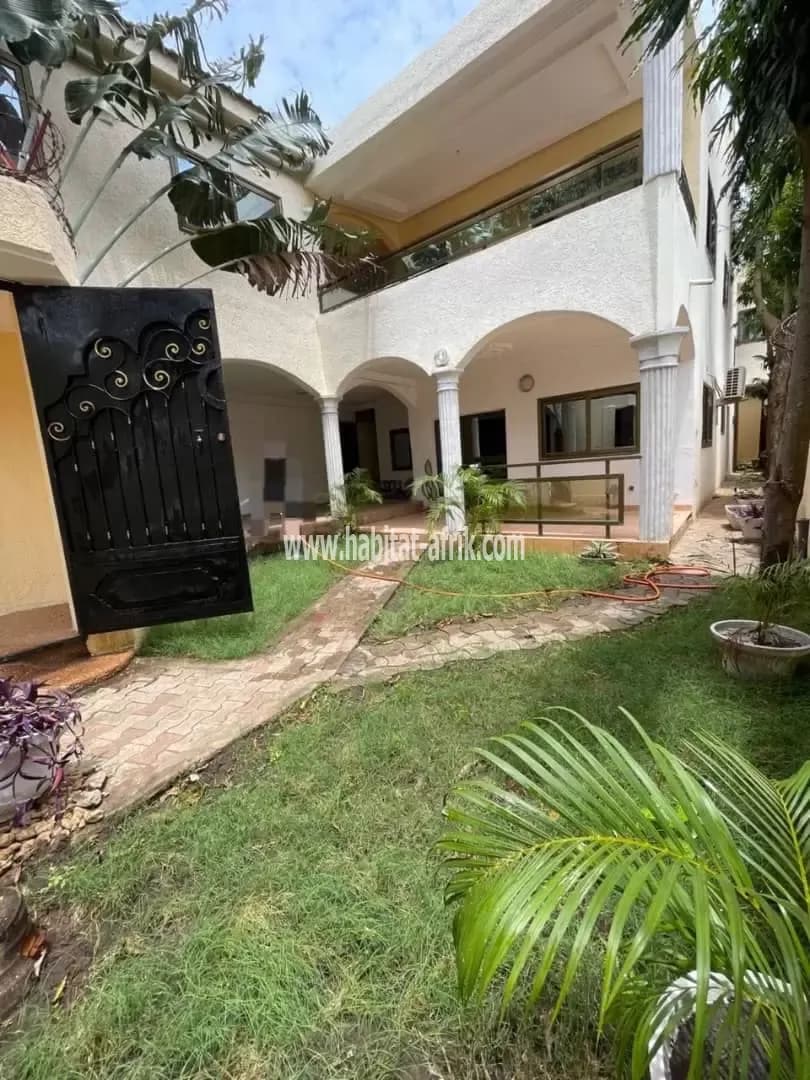 Nous mettons en location une villa de 6 chambres salon autonome avec 2 dépendances et 1 bureau à Hedzranawoe yatt &amp; co lome togo