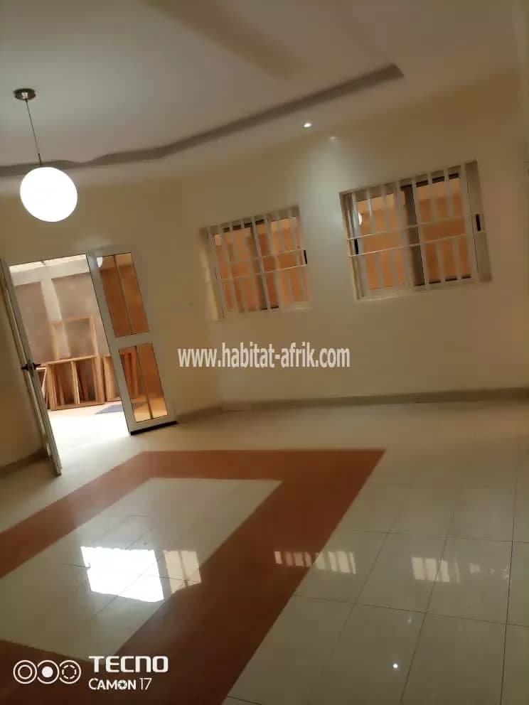 LOCATION APPARTEMENT COUR UNIQUE DE CHAMBRE SALON A ADIDOGOMÉ WOGNOMÉ LOMÉ-TOGO