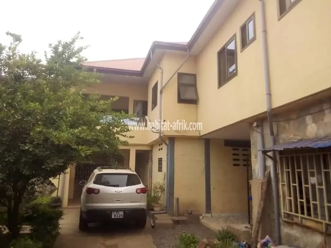 LOCATION APPARTEMENT DE 2 CHAMBRES SALON AU 1 PREMIER ÉTAGE DOUCHE WC DANS CHAQUE CHAMBRE CUISINE INTERNE A HEDJRANAWOE LOMÉ-TOGO