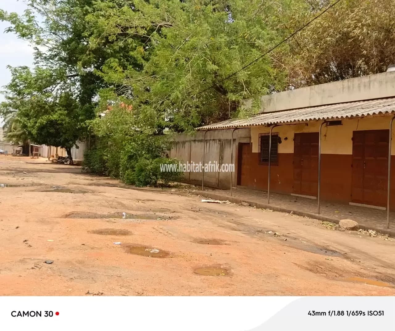 Je mets en vente une parcelle de terrain 2 lots collés avec 3 boutiques à agoe fiovi lome togo