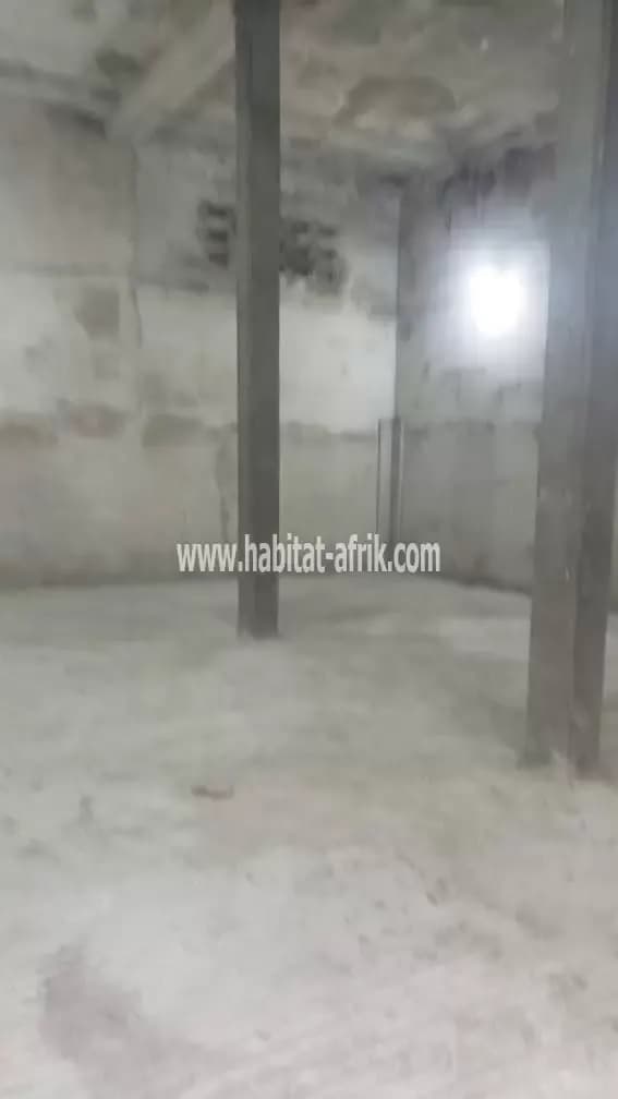 A louer un magasin à bè 120 mètres carré Lomé Togo