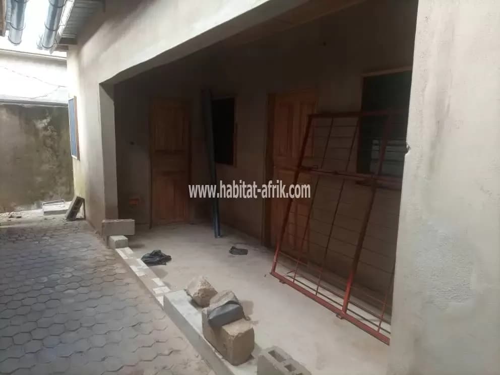 Je mets en location un appartement de chambre salon douche wc cuisine interne a zanguera ucao CEG WOUGOME lome togo