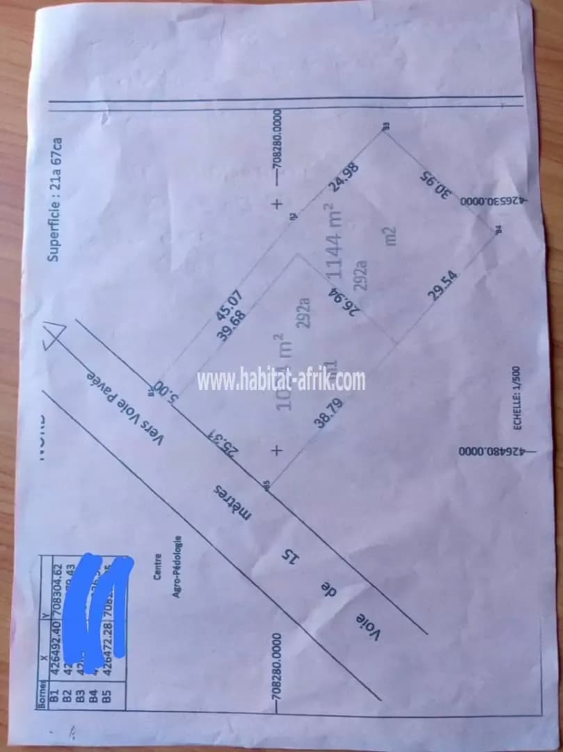 Domaine de 2156m² clôturé avec TF à vendre à calavi AGONKANMEY à 150mètres des pavés de IITA.