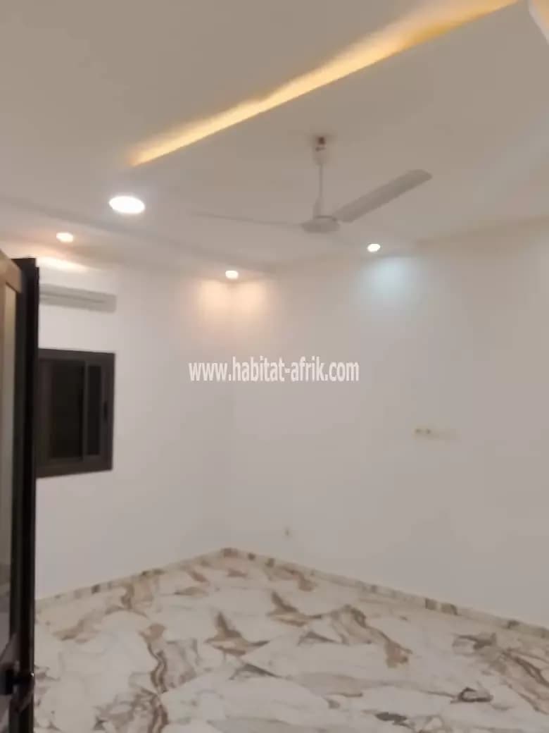 Location Appartement villa  COMPRENANT   3 GRANDES CHAMBRES Autonome chacune et bien climé,SALON, CUISINE, Terrasse et GARAGE, A *ADEWI NON LOIN DU MARCHÉ A 100M DES PAVÉ de Tresor lome togo