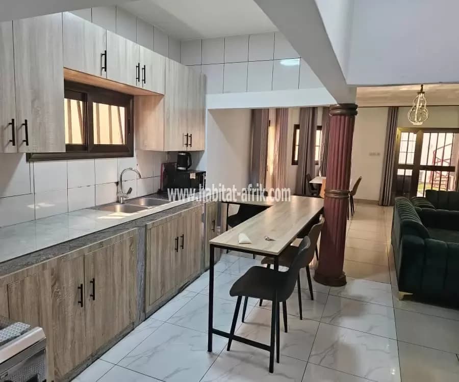Nous mettons en location une maison meublée composé de quatre (04) chambres salon équipée propre avec un petit jardin situé à Avépozo lycée 400m du goudron rond point lome togo
