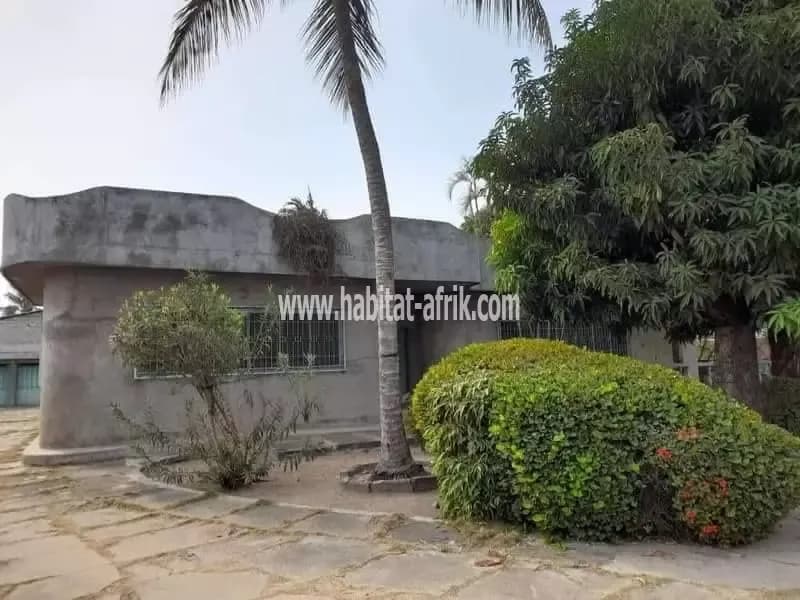 DOMAINE DE 2090M² COMPORTANT UNE GRANDE VILLA À VENDRE À GODOMEY FIGNONHOU 2