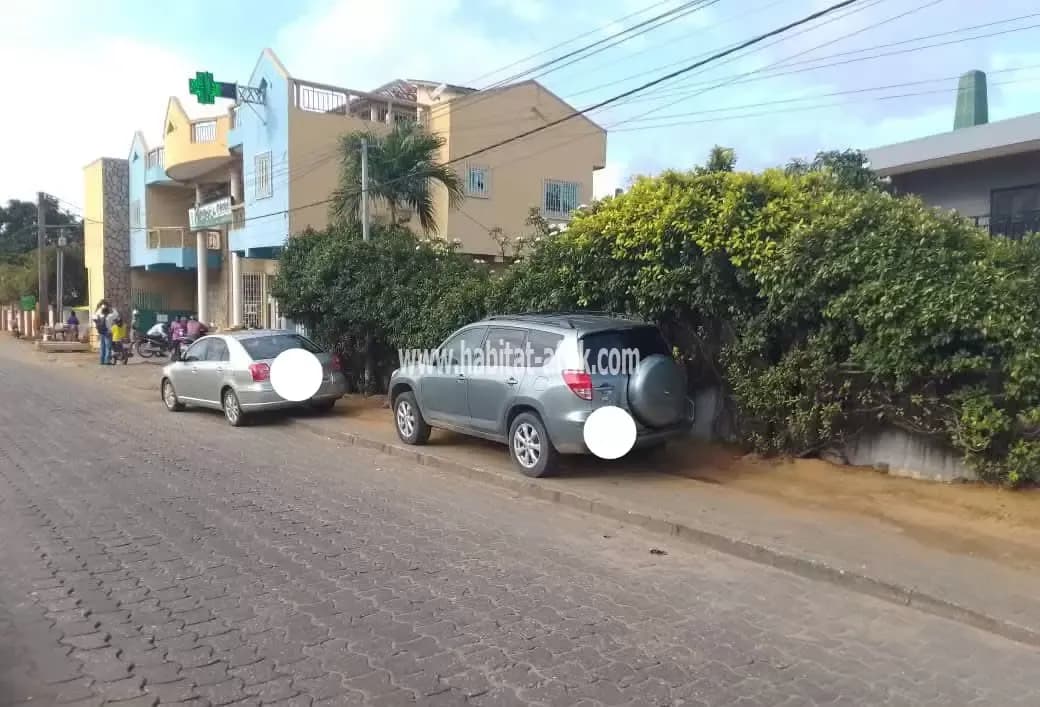GRANDE PARCELLE AVEC TF À VENDRE AU BORD DU GOUDRON INTER ÉTAT À COTONOU STADE DE L'AMITIÉ