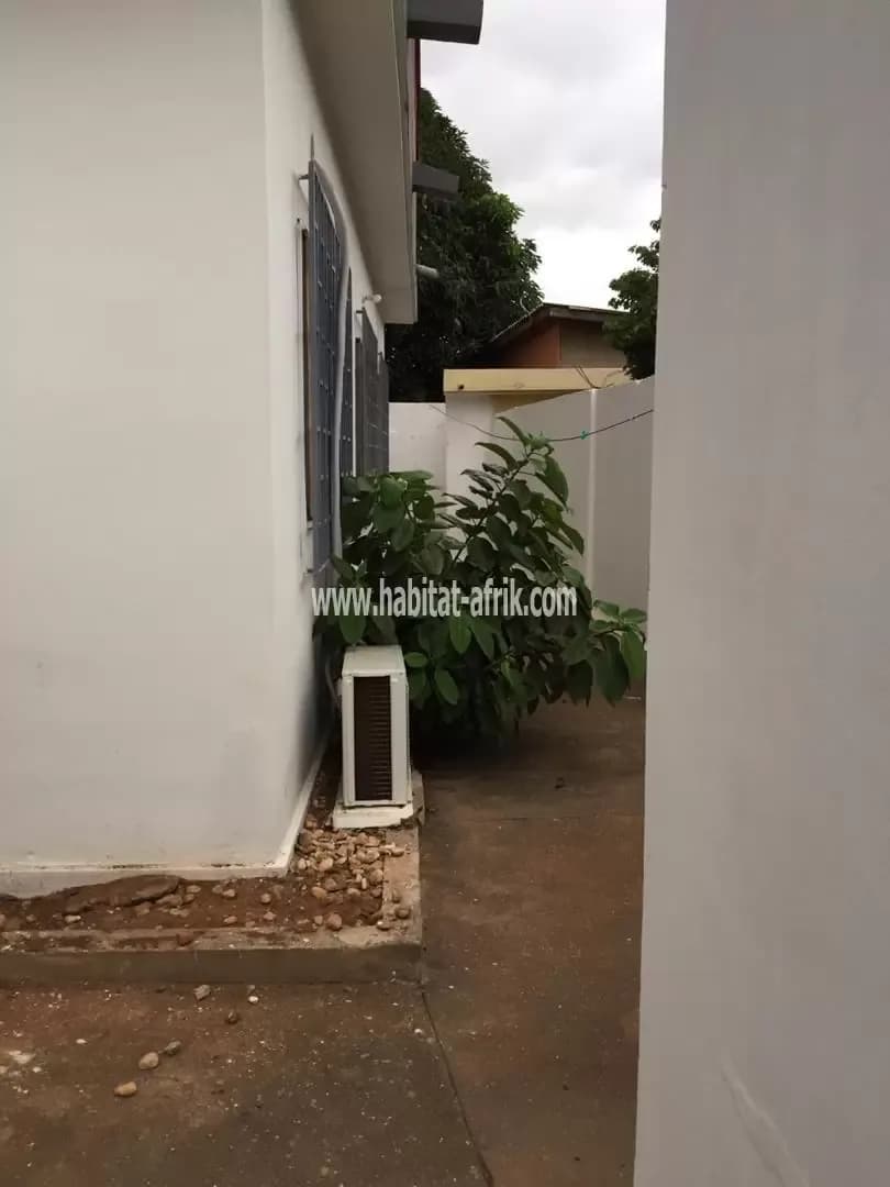 JE METS EN LOCATION UNE MAISON MEUBLÉE INIQUEMENT LONG SÉJOUR A HEDZRANAWOE NOVISSI TROIS CHAMBRES LOME TOGO