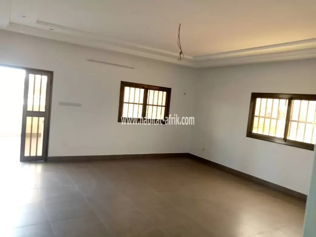 LOCATION APPARTEMENT COUR UNIQUE DE 3 CHAMBRES SALON A L'ÉTAGE A BÈ KPOTA LOMÉ-TOGO