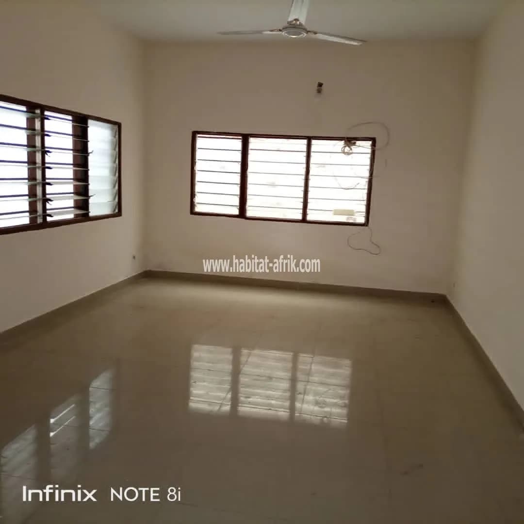 LOCATION MINI VILLA COUR UNIQUE DE 2 CHAMBRES SALON WCD CUISINE INTERNE A AVÉDJI LOMÉ-TOGO