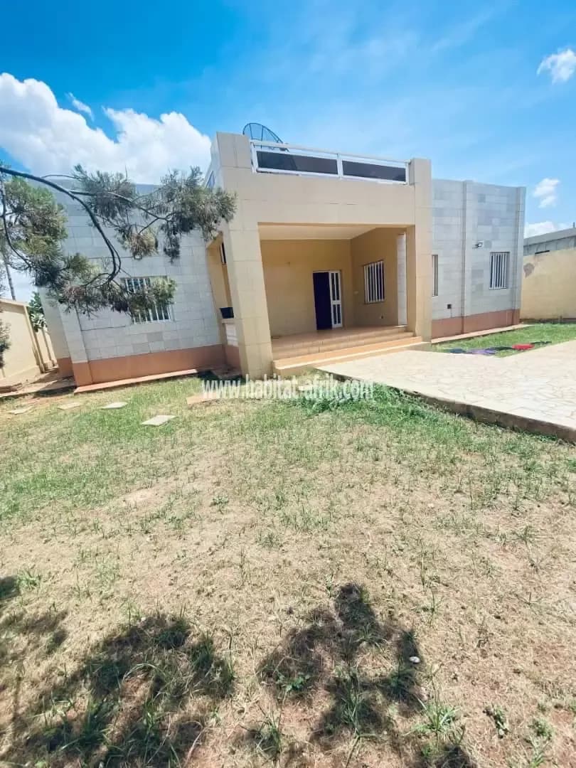 Je mets en location une villa de 5 chambres 2 boyerie a kegue somayaf lome togo