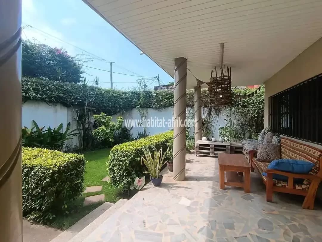 Location villa de trois (03) chambres et dépendance avec jardin a tokoin CASSABLANCA lome togo