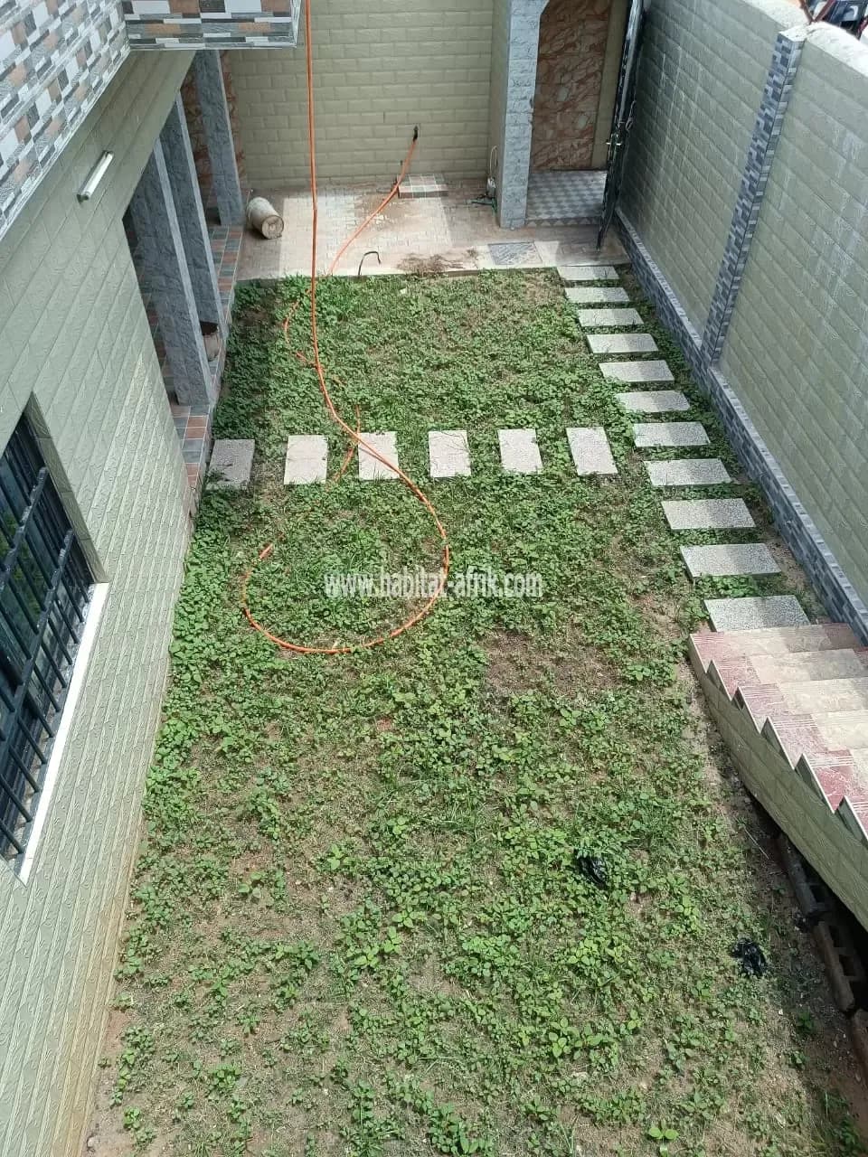 JE METS EN LOCATION UNE MAISON DE QUATRE CHAMBRES AVEC JAR À TOTSI LOMÉ TOGO
