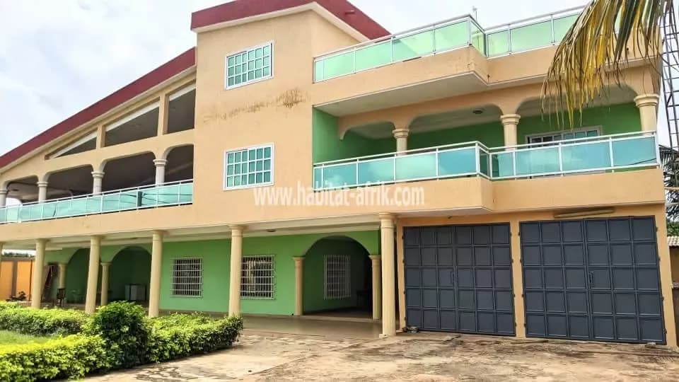 GRAND  DUPLEX AU BORD DU GOUDRON
