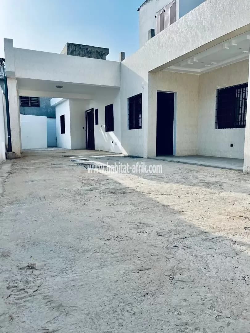 Location villa magnifique composé de trois chambres autonomes salon situé a adewui lome togo