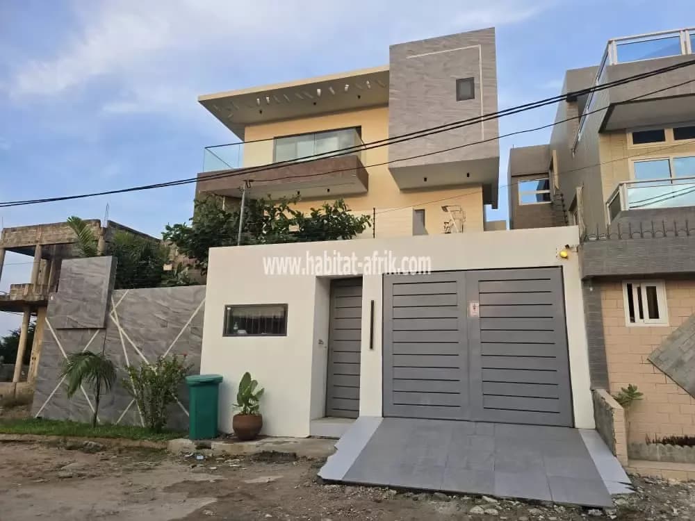 VILLA TRIPLEX MODERNE NOUVELLE CONSTRUCTION À VENDRE À COTONOU FIDJROSSÈ PLAGE