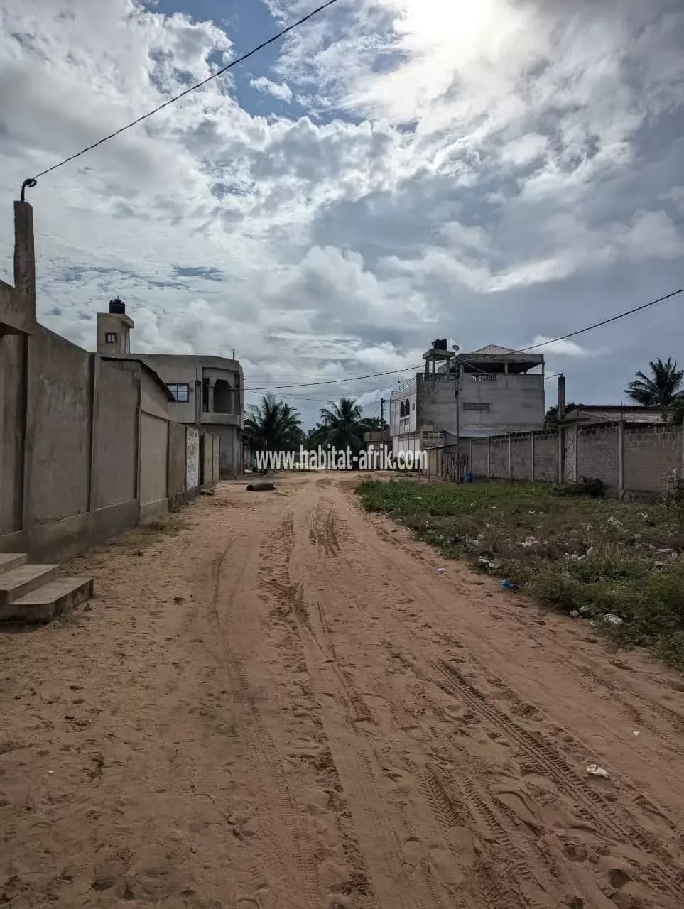 Je mets en vente une parcelle de terrain demi lot a gbodjomé 200 mètres du goudron Lome aneho