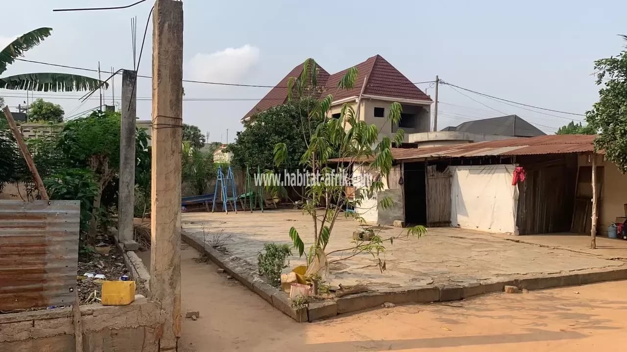 Nous mettons en vente une parcelle de 02 lots, terrain clôturé avec quelques constructions, bien positionné pour les magasins et autre situee au carrefour may Hedzranawoe lome togo
