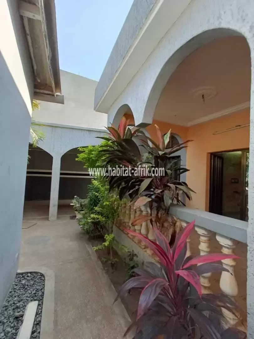 Je mets en vente une villa de 4 chambres salon sur demi lot à adidogome wognome lome togo