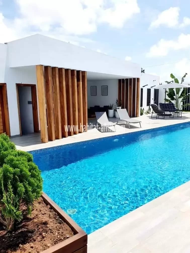 Je mets en vente une villa moderne neuhaut standing sur un lot piscine jardin a zanguera maco lome togo