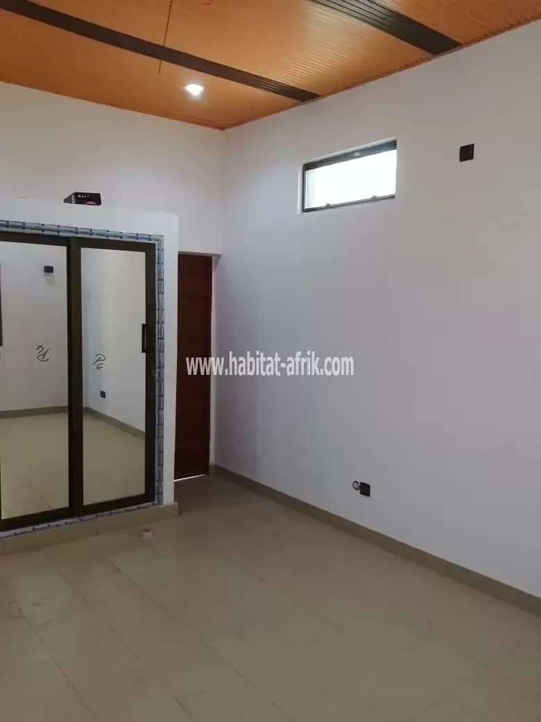 Nous mettons en location un appartement scindé de trois (03) chambres salon situé à atsiegou lome togo
