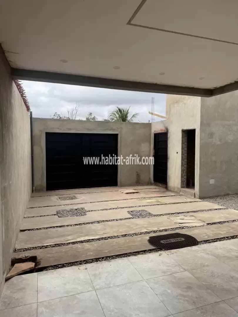 Maison a vendre, 03 chambres dépendance, boutique, construite sur demi lot située à agoe sogbossito lome togo