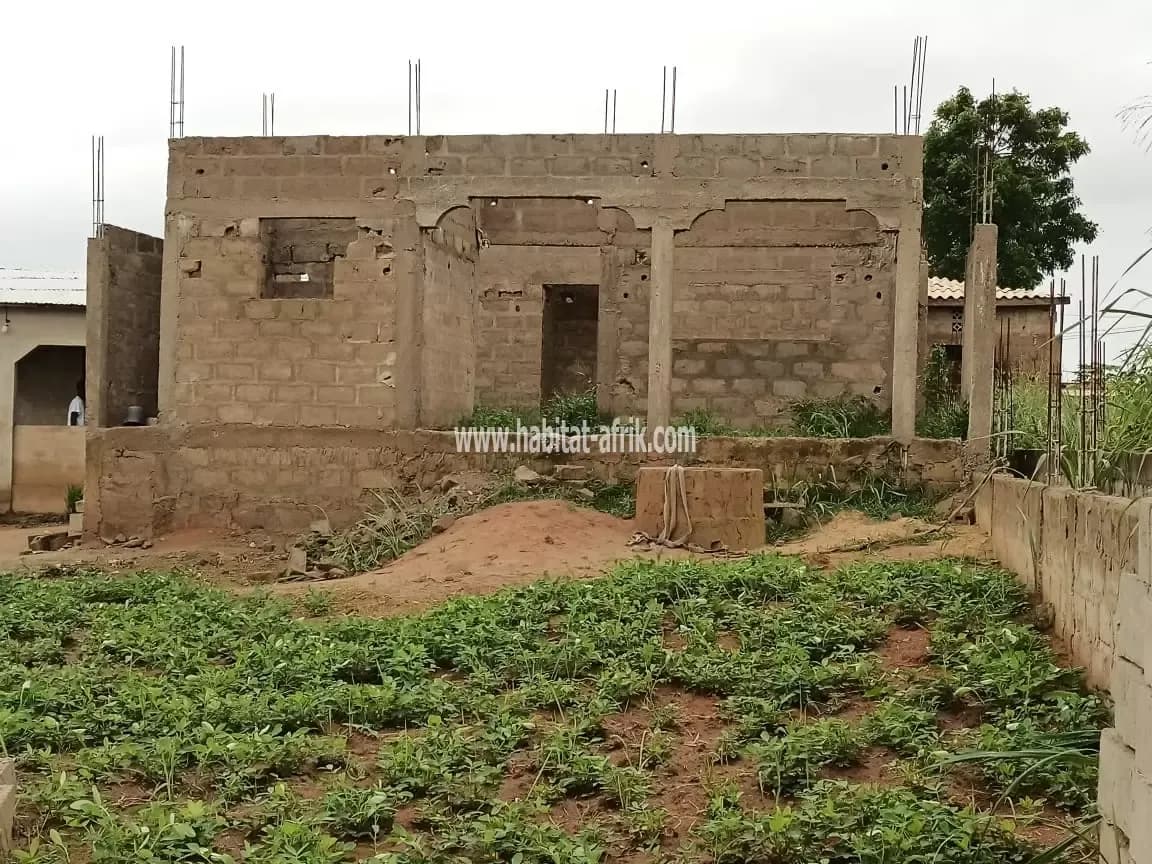 VILLA INACHEVÉE DE 2 CHAMBRES A LEGBASSITO KONYITO