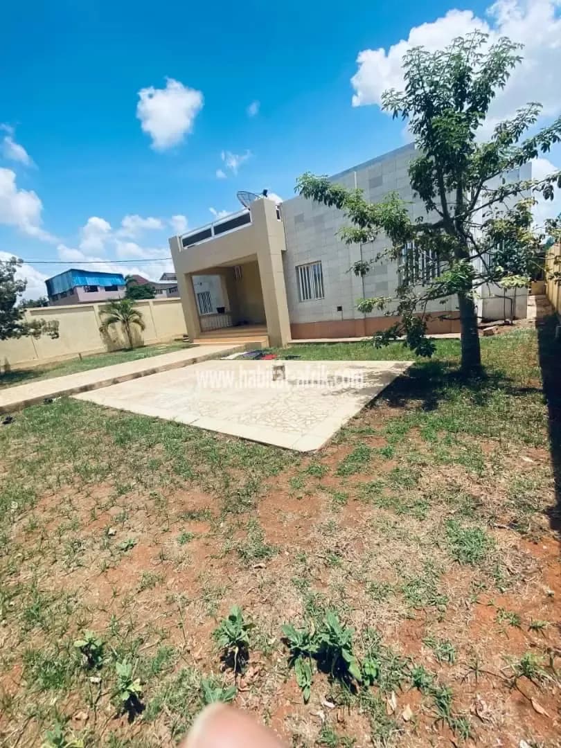 Je mets en location une villa de cinq (5) chambres salon deux (2) dépendances a kegue somayaf lome togo