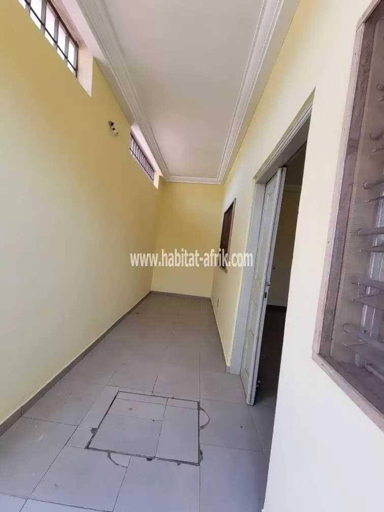 Je mets en location une cour unique de chambre salon pas de garage a adidogome Amadanhome lome togo