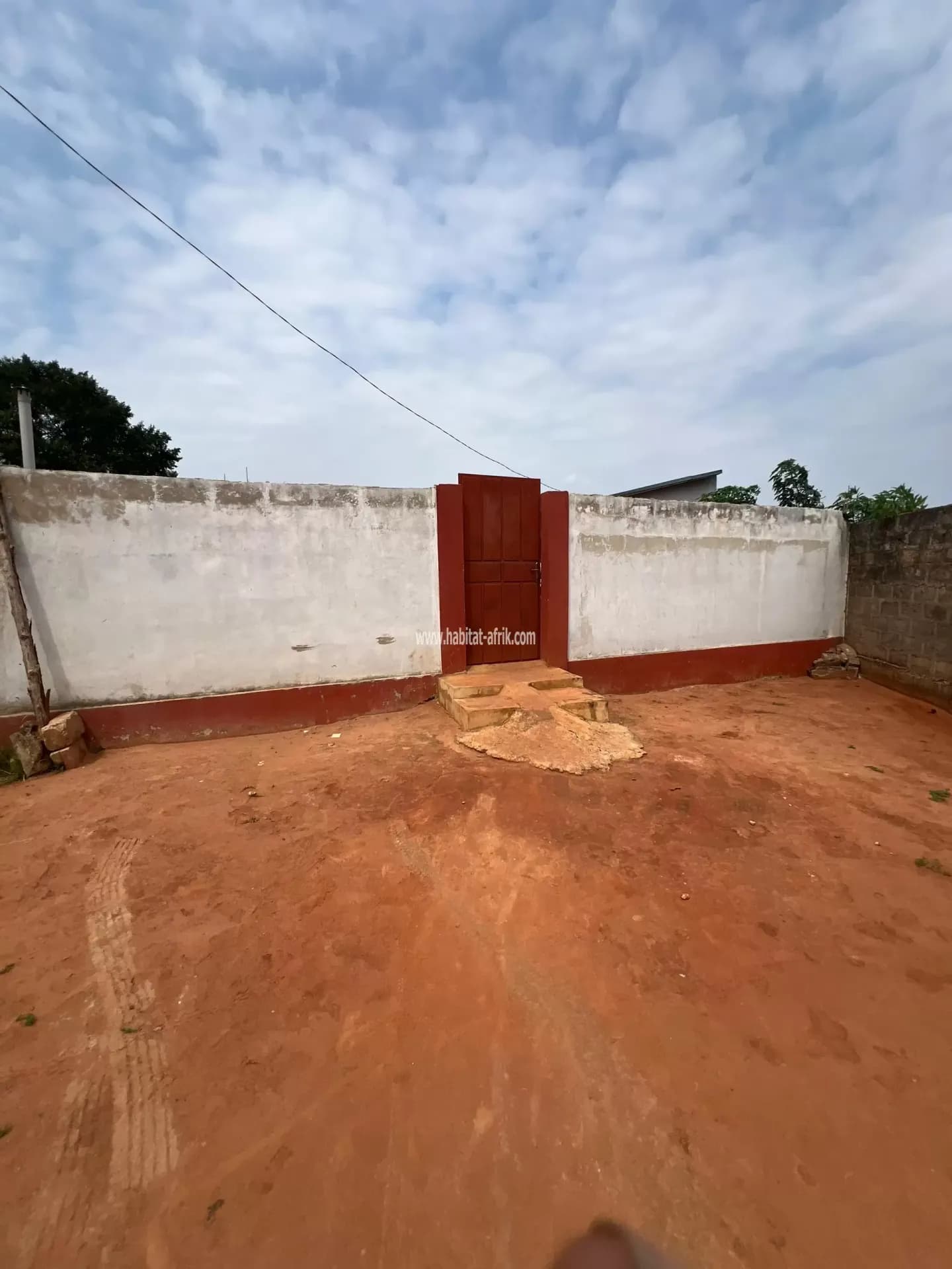 Nous mettons en vente une maison sur demi lot prêt à habiter composé de deux (02) fois une pièce simple et une chambre salon située a 300m du goudron akato plage lome togo