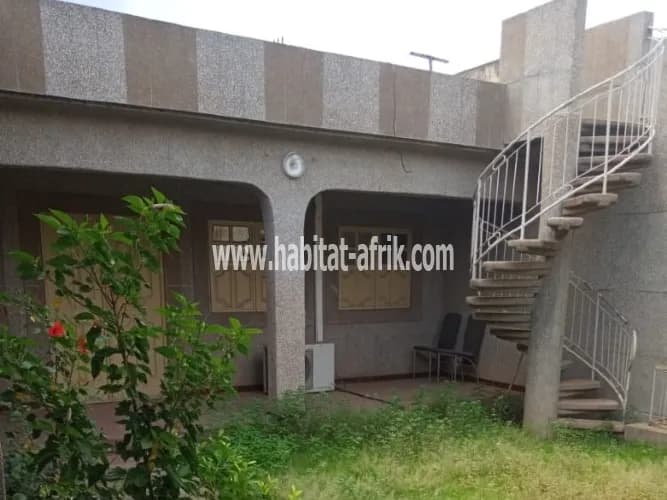 Vente Maison sur demi lot avec titre foncier 3 chambres salon wc douche cuisine interne à adidogome douane Lomé-Togo