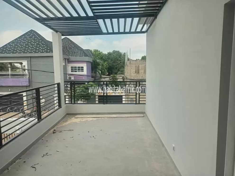 Je mets en location une villa en appartement cour unique à l’étage de 2 chambres salon à avedji cito lome togo
