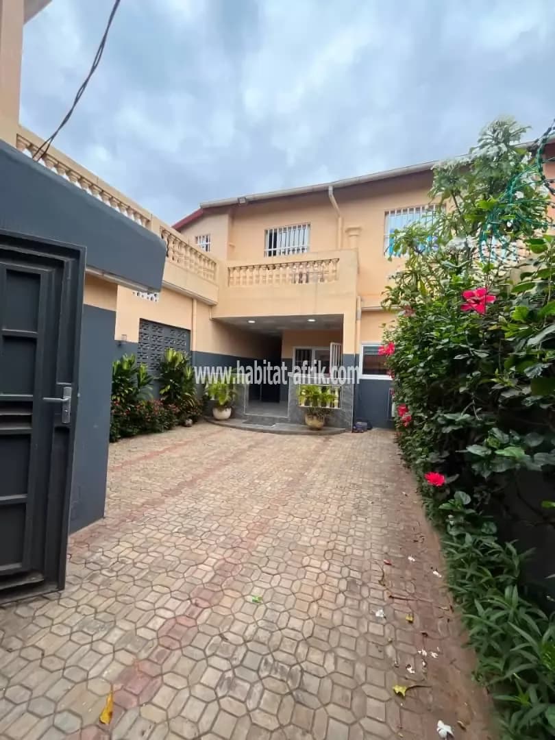 Villa duplex de 03 chambres salon situé à 100m du goudron adidogome lome togo