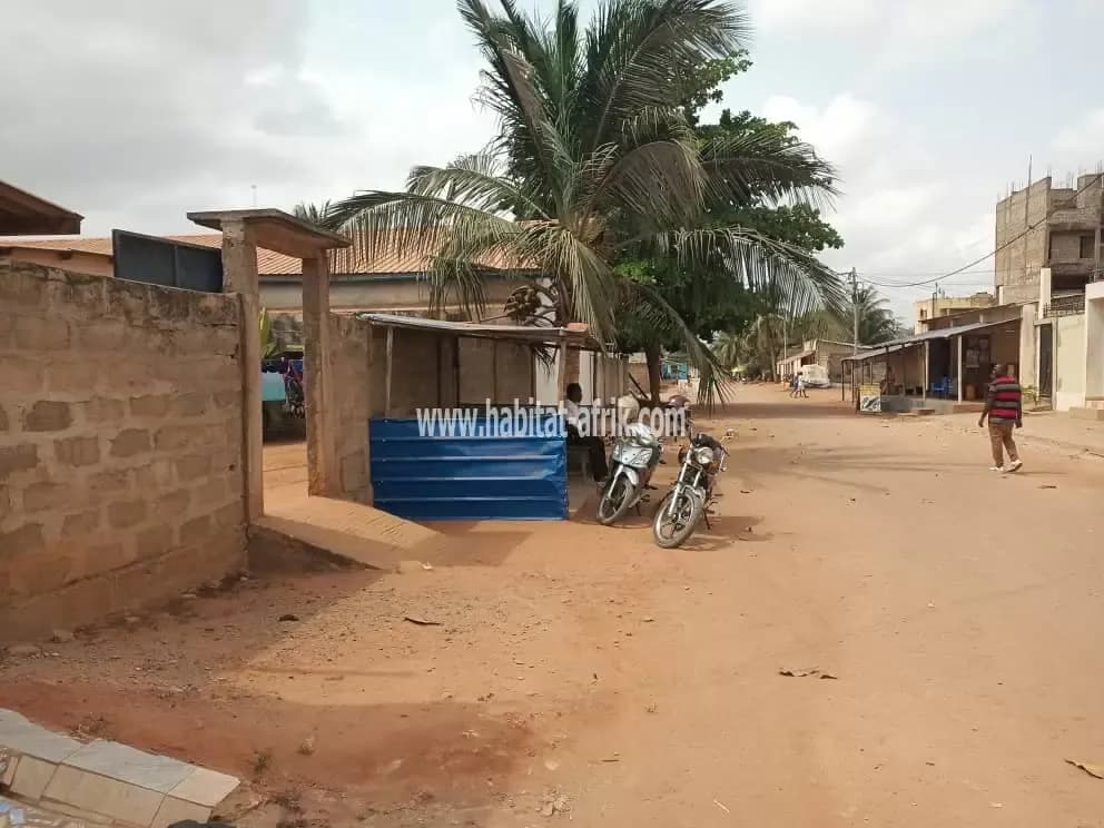 Je mets en vente une parcelle de terrain demi lot sur lequel est construite 3 fois chambre salon situé à vakpossito lome togo