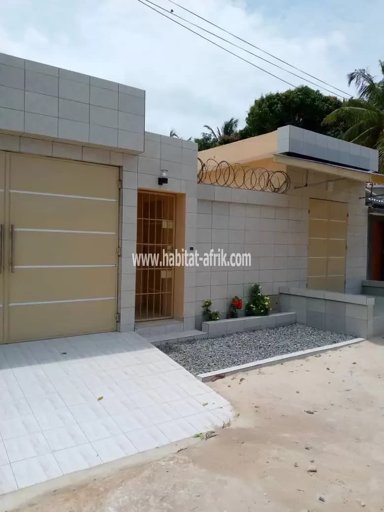 Je mets en vente une villa sur demi lot à avepozo 500m du goudron LOME togo