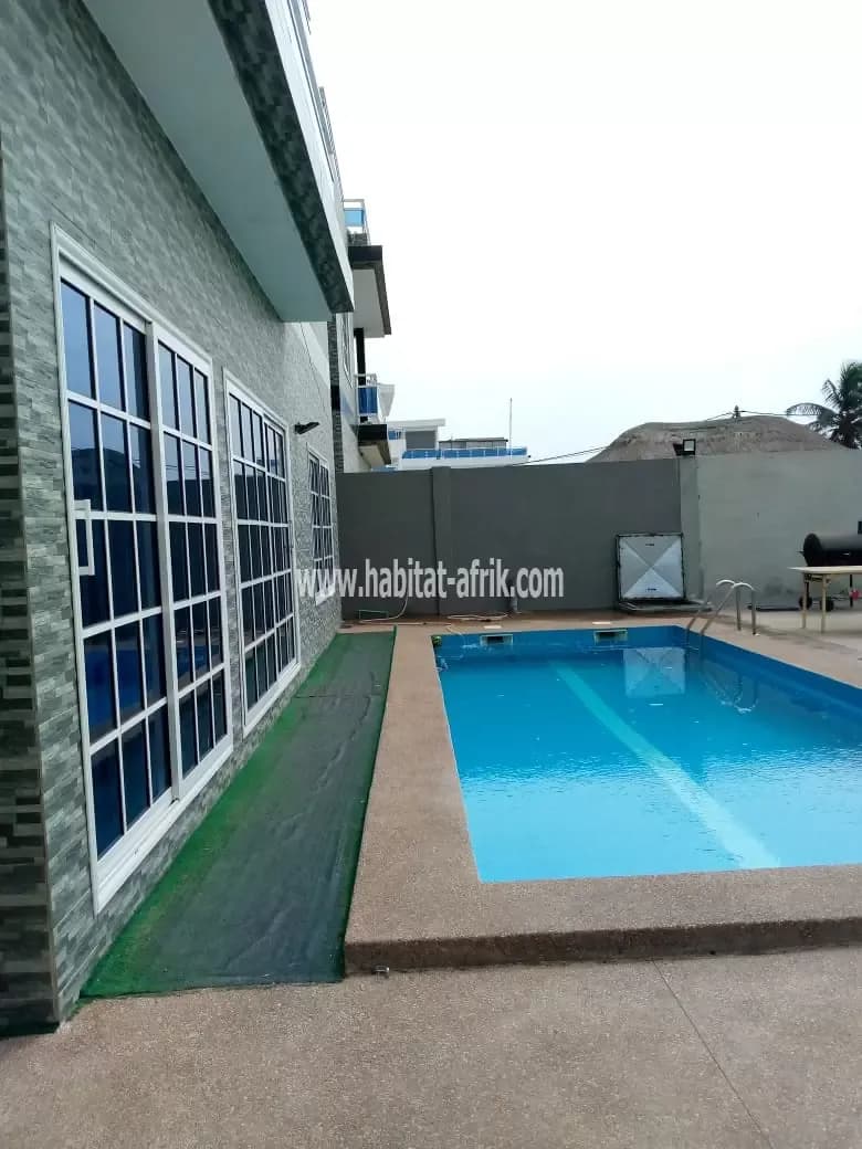 Je mets en location UNE SPLENDIDE VILLA MEUBLÉE AVEC PISCINE ET UNE VUE SUR LA MER DE 4 CHAMBRES PISCINE JARDIN À BAGUIDA LOMÉ TOGO