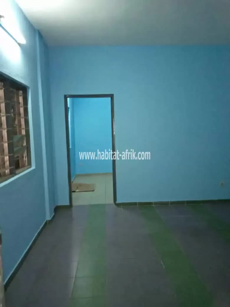 LOCATION APPARTEMENT SCINDÉ COUR UNIQUE DE CHAMBRE SALON WCD CUISINE INTERNE A AVENOU LOMÉ-TOGO