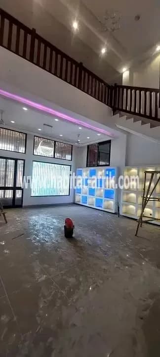 BOUTIQUE / BUREAU SANITAIRE DUPLEXE À LOUER À COTONOU - MARO-MILITAIRE