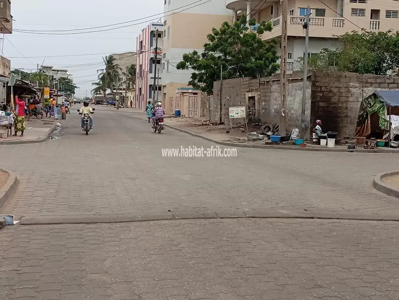 PARCELLE EN ANGLE DE RUE AU BORD DES PAVÉS À COTONOU CADJÈHOUN