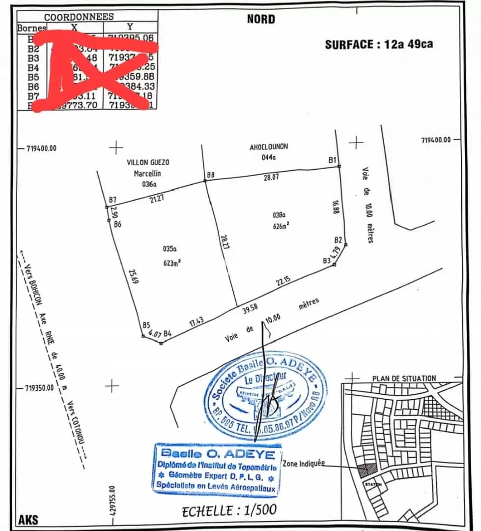 DOMAINE CLÔTURÉ AVEC TF EN ANGLE DE RUE AU BORD DU GOUDRON INTER ÉTAT À CALAVI AKASSATO