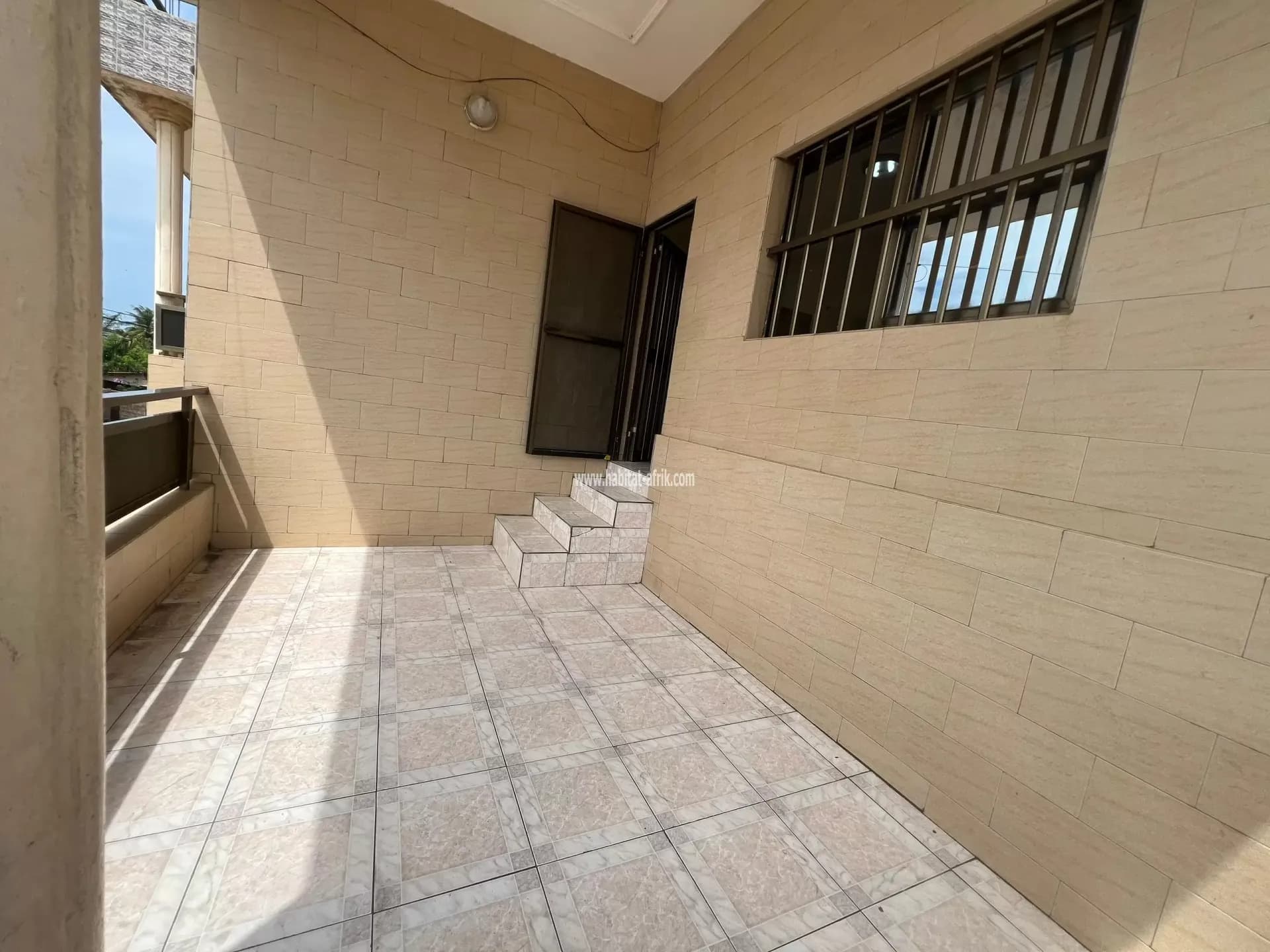 Je mets en location un appartement de deux (02) chambres salon climatisé a l’étage situé à super taco non loin de la colombe de la paix lome togo